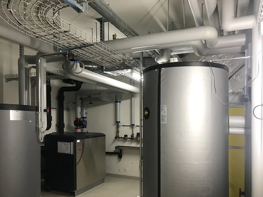 Chaufferie équipée par Carroz SA — pompe à chaleur et ballons d’accumulation