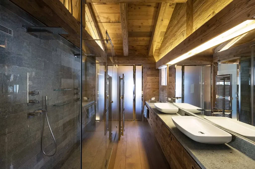 Salle de bains de chalet — douche à l’italienne et double vasque, Val de Bagnes