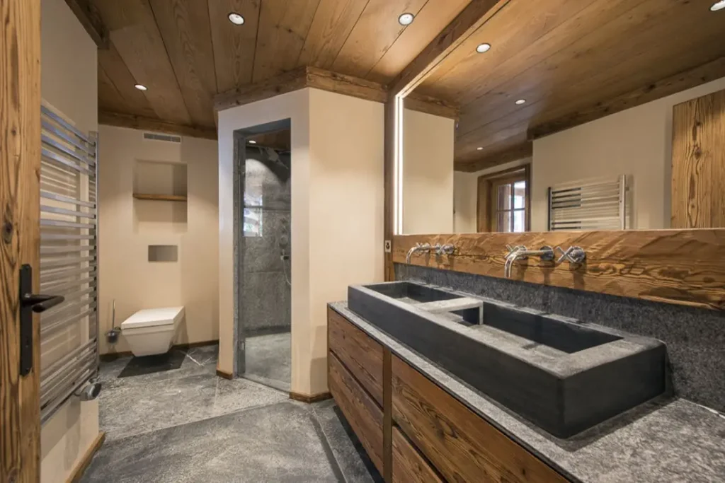 Salle de bains de chalet — double vasque en pierre et douche