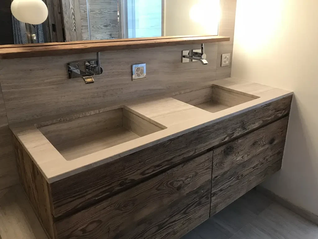 Salle de bains — plan vasque en pierre sur meuble en vieux bois