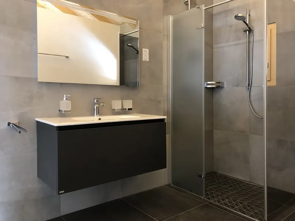 Salle de bains contemporaine — douche à l’italienne et meuble suspendu