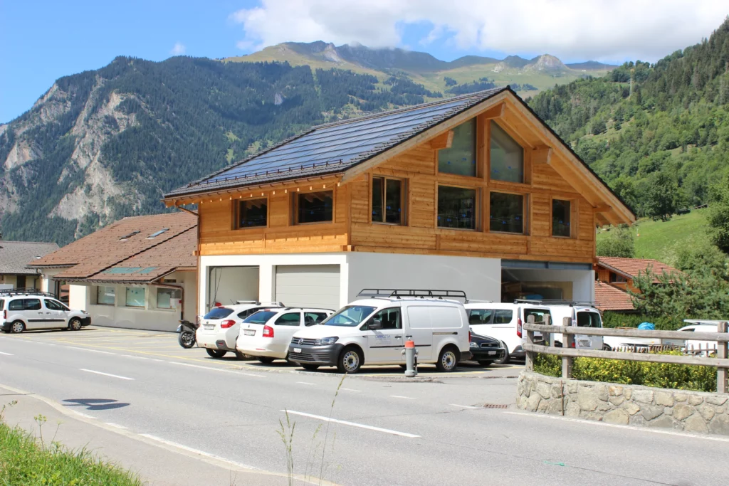 Siège de Carroz SA à Versegères, bâtiment en chalet avec panneaux solaires