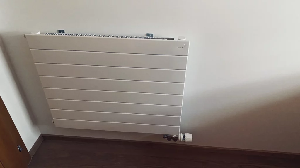 Radiateur à panneaux horizontal