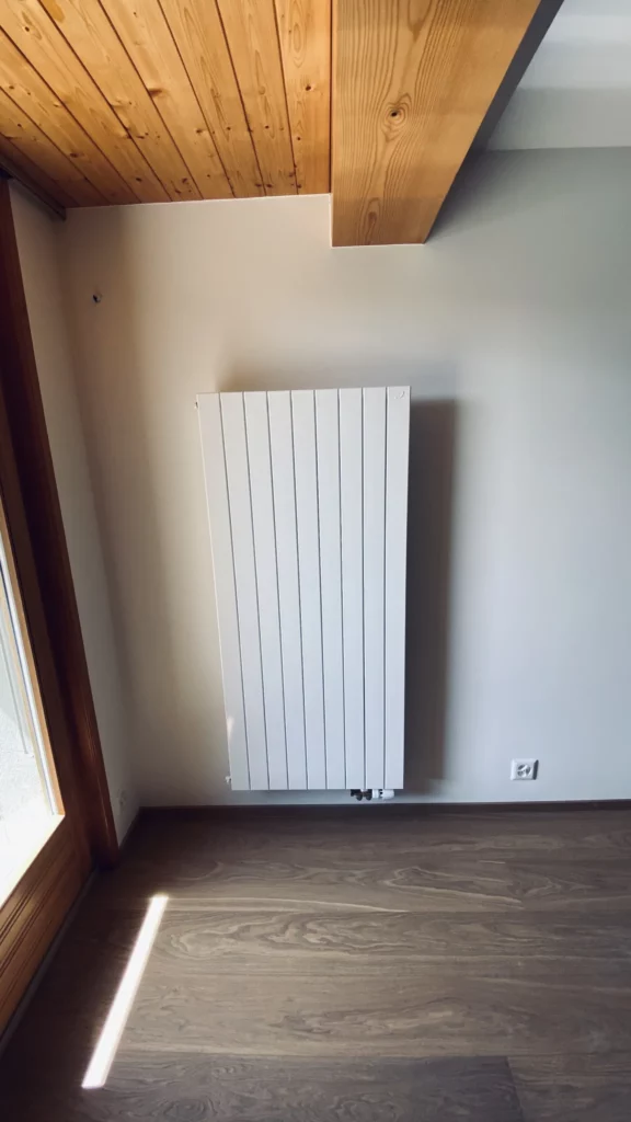 Radiateur vertical sous plafond en bois