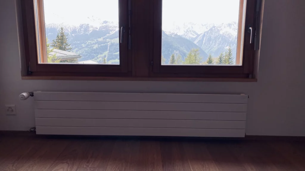 Radiateur sous fenêtre avec vue sur les montagnes