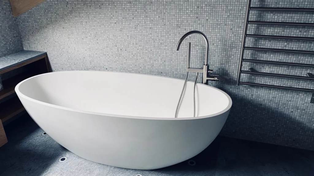 Baignoire îlot et robinetterie sur pied