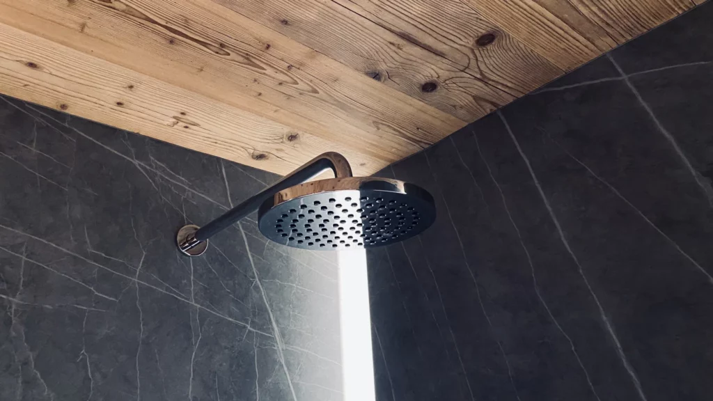 Ciel de pluie sous un plafond en vieux bois