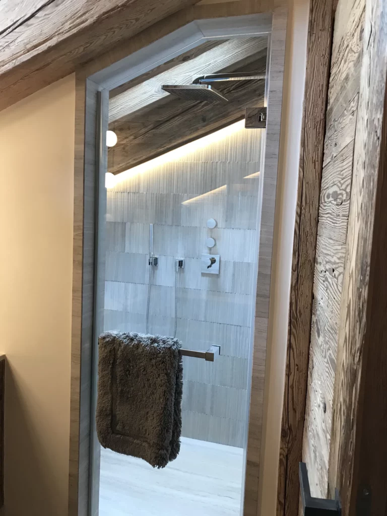 Douche en chalet avec éclairage LED indirect