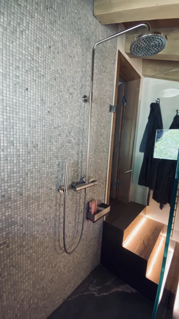 Douche à l'italienne en mosaïque avec ciel de pluie