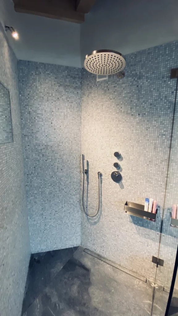 Douche à l'italienne en pierre avec ciel de pluie