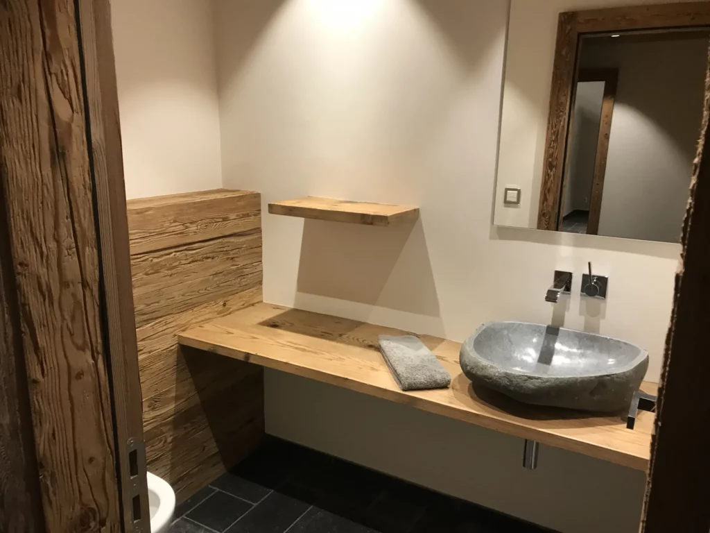 Vasque en pierre naturelle sur plan en bois