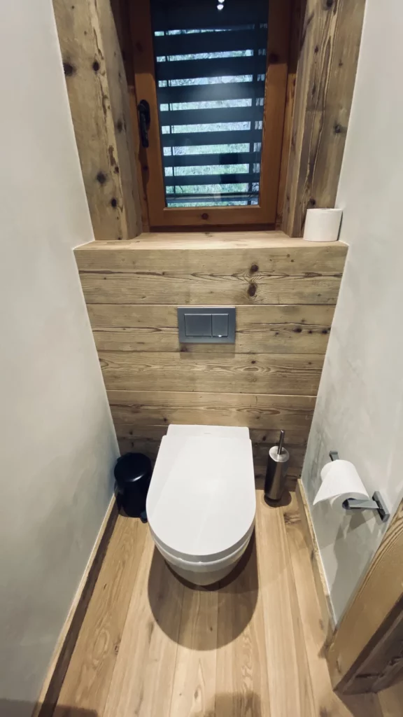 WC suspendu dans un WC habillé de bois