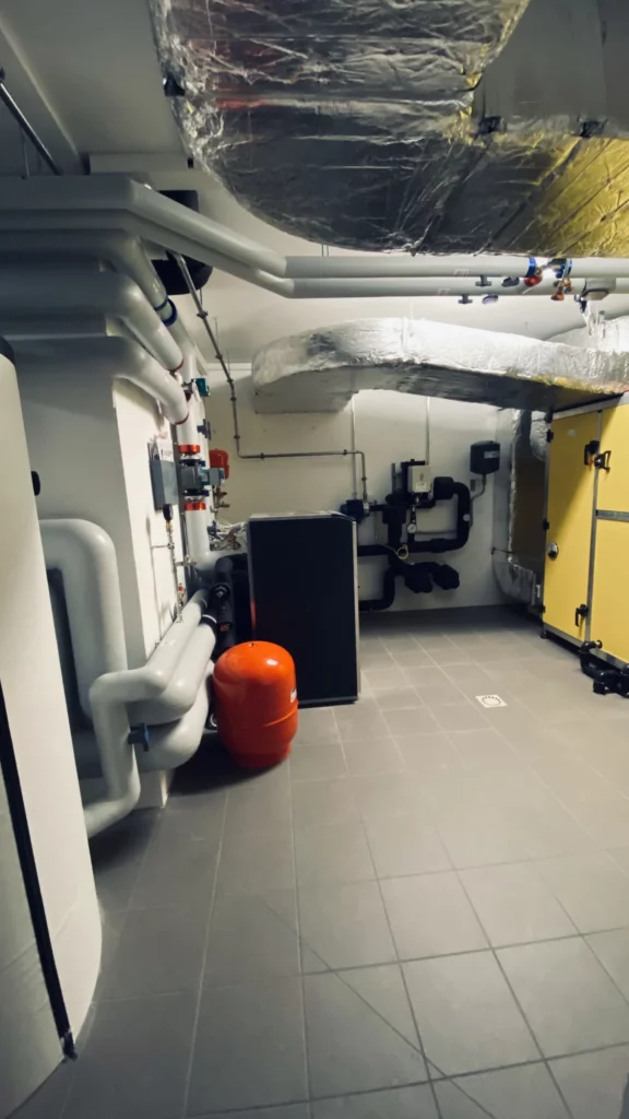 Gaines de ventilation et monobloc dans un local technique